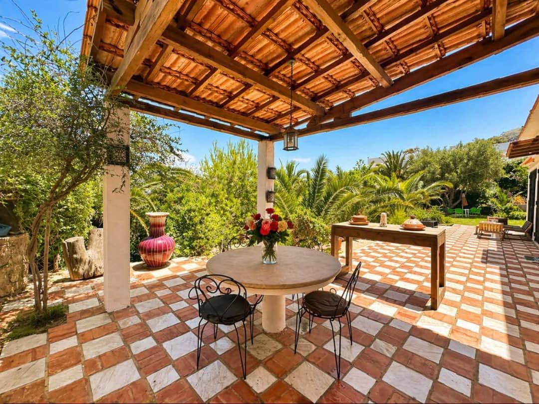 Villa de standing avec piscine et grand jardin à Ain El Turck – 1500 m² | Location courte durée